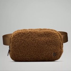 🤎NWT⭐️Lululemon Athletica🤎Everywhere Fleece Belt Bag in Burnt Caramel, 1LT size